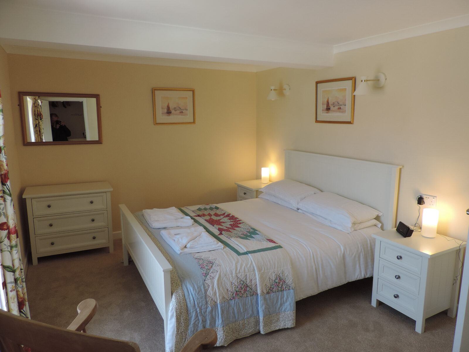 Honeysuckle Cottage ground-floor king-size bedroom